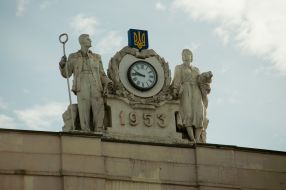 Барельеф на здании вокзала