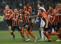 Players of FC "Shakhter" rejoice scored the ball