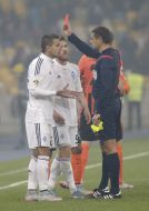 Derlis Gonzalez gets red card