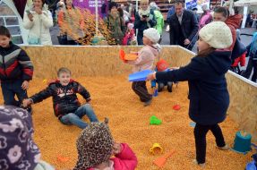 Дети в кукурузном бассейне