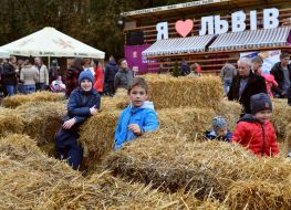 Дети в сенном лабиринте