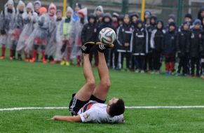 Performances of athletes at football freestyle
