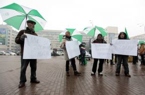 Representatives of the "UKROP" picket the CEC