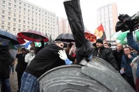 Representatives of the "UKROP" picket the CEC