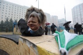 Representatives of the "UKROP" picket the CEC