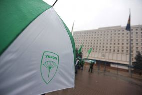 Representatives of the "UKROP" picket the CEC
