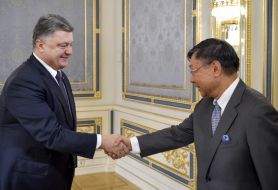 Petro Poroshenko and  Shigeki Sumi