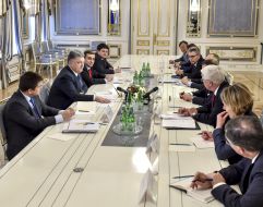 The President met with the ambassadors of the "Group of Seven"
