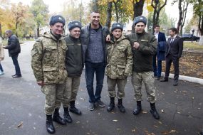 Wladimir Klitschko is photographed with soldiers