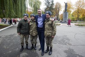 Vitali Klitschko is photographed with soldiers