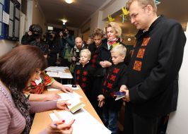 Андрій Садовий з дружиною Катериною та дітьм