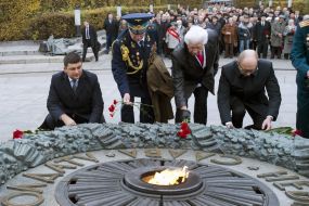 Participants in the ceremony of laying flowers
