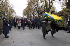 Participants in the ceremony of laying flowers
