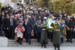 Participants in the ceremony of laying flowers