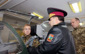 Степан Полторак общается с курсантом