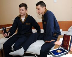 Боец, раненный в зоне проведения АТО, рассматривают награды