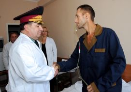 Степан Полторак вручает награду бойцу АТО