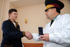 Степан Полторак вручает награду бойцу АТО