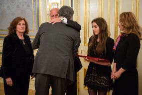 Петр Порошенко вручил семье Андрея Кузьменко орден 