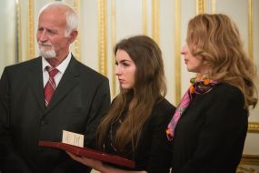 Петр Порошенко вручил семье Андрея Кузьменко орден