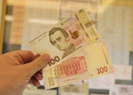 Bank notes in denominations 100 hryvnia