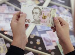 Bank notes in denominations 100 hryvnia