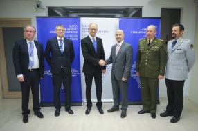 Арсений Яценюк посетил Центр НАТО по стратегическим коммуникациям