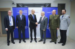 Арсений Яценюк посетил Центр НАТО по стратегическим коммуникациям