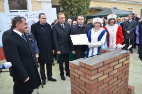 Laying of symbolic capsule