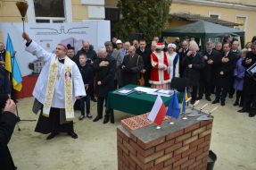 Laying of symbolic capsule