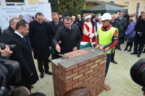 Laying of symbolic capsule