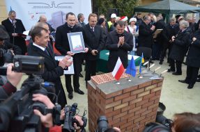 Laying of symbolic capsule