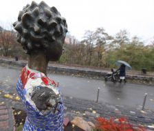 The sculpture "The Little Prince" with a broken hand