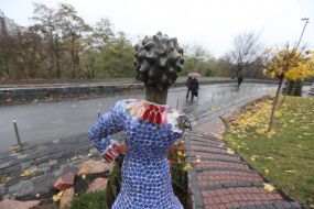 The sculpture "The Little Prince" with a broken hand