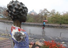 The sculpture "The Little Prince" with a broken hand