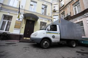 Paddy wagon near Pechersk district court