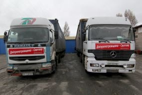 Вантажівки з гуманітарною допомогою