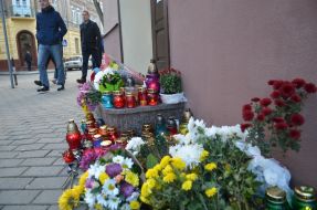 Flowers and candles at the Consulate of France