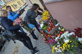 Flowers and candles at the Consulate of France