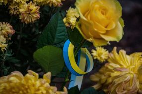 Blue and yellow ribbon and flowers