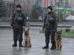 Soldiers of the National Guard with dogs