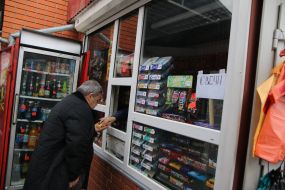 Мужчина покупает свечи