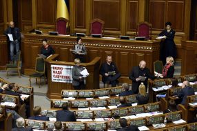 Депутати читають документальну п'єсу "Сім"