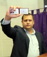 Борис Филатов демонстрирует удостоверение мэра