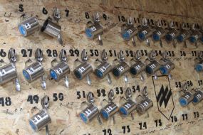 Ложки и металлические кружки