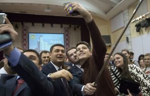 Володимир Гройсман фотографується зі студентами