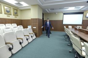 Володимир Гройсман фотографується зі студентами