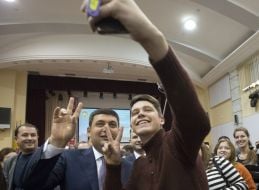 Володимир Гройсман фотографується зі студентами