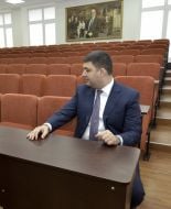 Володимир Гройсман фотографується зі студентами