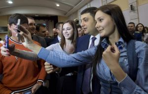 Володимир Гройсман фотографується зі студентами